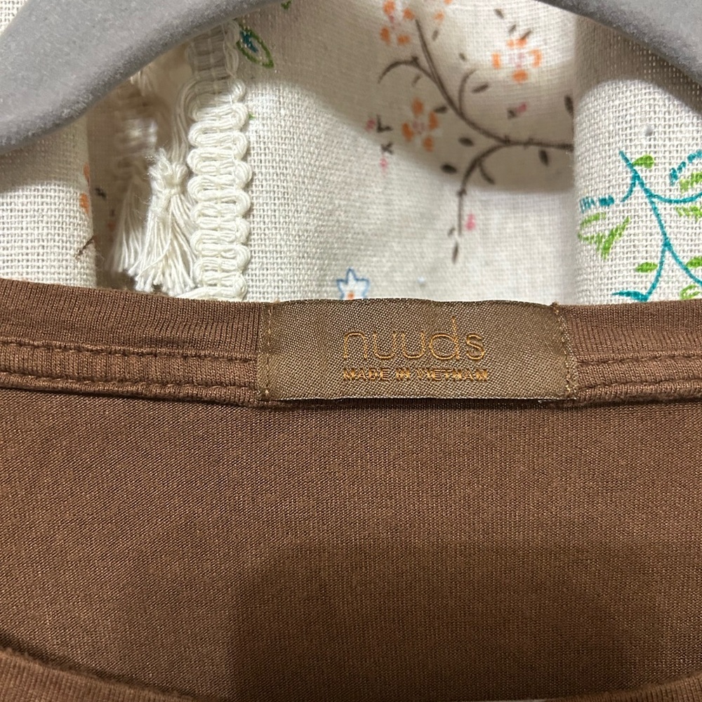 3/$30 NUUDS Sable Brown Rayon Knit Boxy Super Soft T-Shirt Size Large - Picture 2 of 4